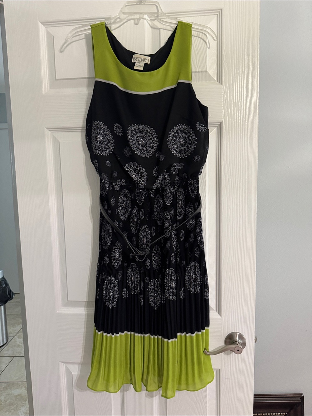 Black & Lime Sleeveless Printed Midi Dress - Worthington